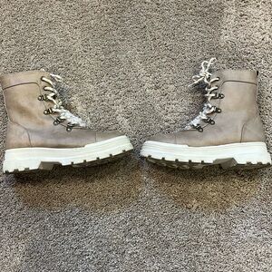 Girls boots some scuffs in the front, dirty bottom, light creases.